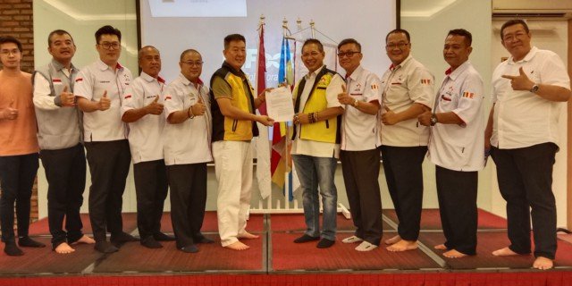 Foto : Ketua Permabudhi Sumatera Utara, Wong Chun Sen Tarigan menyerahkan Bendera Pataka kepada Ketua Permabudhi Kota Medan terpilih periode 2024-2028, Otto didampingi Ketua Permabudhi Medan periode 2020-2024, Hatustan Kosim bersama pengurus Permabudhi Sumut serta Majelis Agama Buddha. (ist)