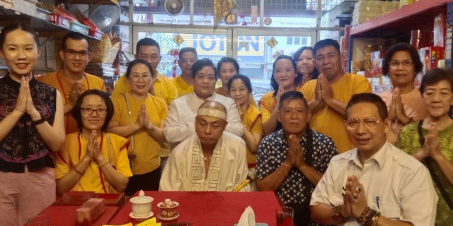 Foto : Ketua Permabudhi Sumut Wong Chun Sen Tarigan bersama Suhu Doni Mok beserta pengurus dalam perayaan Dewa Tai Shang Lao Jun yang berlangsung di Perdana Kencana di Jalan Gunung Krakatau Medan. (ist)