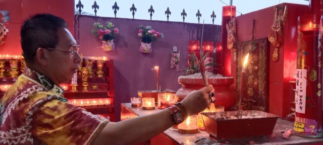 Foto : Ketua Permabudhi Sumatera Utara yang juga Anggota DPRD Medan, Wong Chun Sen saat sembahyang di Cetiya 7 SEN Ni. (ist)