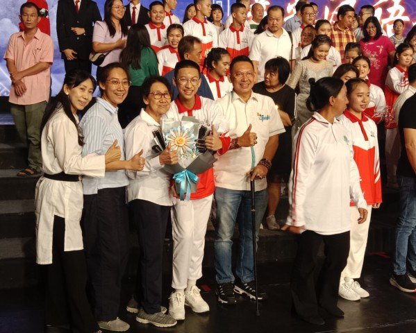 Foto : Ketua Permabudhi Sumatera Utara yang juga Anggota Legislatif, Wong Chun Sen Tarigan bersama Roderick Surya Wijaya beserta keluarga besar. (ist)