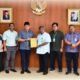 Foto : Ketua Bapemperda DPRD Kota Medan, Dedy Aksyari Nasution, ST yang dihadiri Kadis DLH Kota Medan, Husni seusai tentang revisi pasal Perda No.6 Tahun 2015 tentang persampahan. (ist)