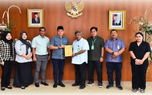 Foto : Ketua Bapemperda DPRD Kota Medan, Dedy Aksyari Nasution, ST yang dihadiri Kadis DLH Kota Medan, Husni seusai tentang revisi pasal Perda No.6 Tahun 2015 tentang persampahan. (ist)