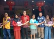 Hasyim Bagikan Ratusan Paket Sembako di Vihara Kara Manggala