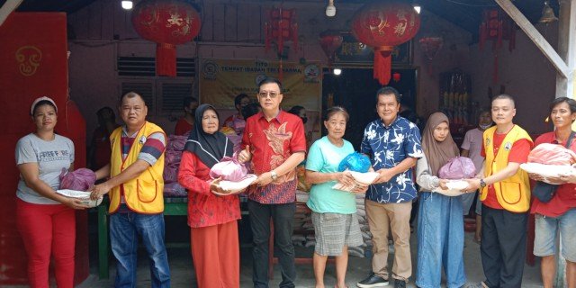 Foto : Ketua DPRD Medan Hasyim bersama pimpinan Vihara Kara Manggala Ationg saat membagikan ratusan paket sembako.(ist)