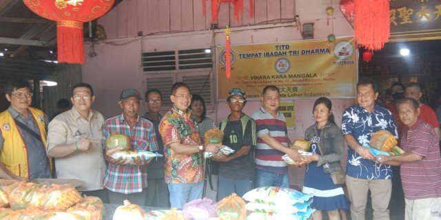 Foto : Ketua Permabudhi Sumatera Utara yang juga Anggota DPRD Medan, Wong Chun Sen Tarigan bersama Pimpinan Vihara Kara Manggala, Ationg Ketua Komda Sumut Martrisia, Budi Malem serta Tokoh Tionghoa Kota Medan dan Sumatera Utara membagikan bingkisan paket sembako. (ist)