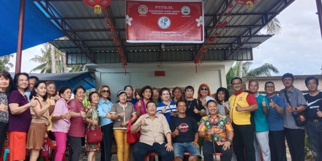 Foto bersama Ketua Permabudhi Sumatera Utara, Wong Chun Sen Tarigan, Ketua Ketua Komda Sumut Martrisia, Budi Malem, Pemilik/Pengurus Cetiya Gunung Kawi Suanto beserta pengurus Permabudhi Sumatera dan Martrisia serta tamu undangan. (ist)