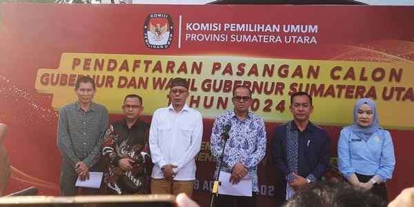 Ketua KPU Sumut, Agus Arifin (keempat dari kanan) menegaskan pihaknya siap menerima pendaftaran calon gubernur dan wakil gubernur dalam Pilkada Sumut 2024. Pendaftaran akan berlangsung sejak 27 Agustus hingga 29 Agustus 2024. (seputaranindonesia.com/Ismail)