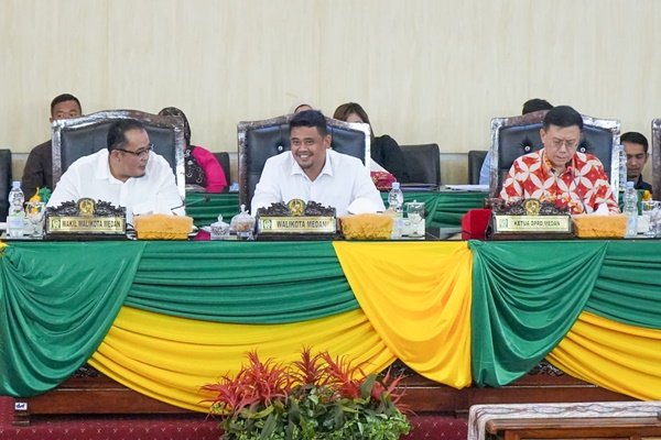 Pemko Medan dan DPRD Kota Medan menyepakati Kebijakan Umum Anggaran (KUA) Perubahan Prioritas dan Plafon Anggaran Sementara (PPAS) Perubahan Anggaran Pendapatan Belanja Daerah (APBD) Kota Medan Tahun Anggaran 2024. Kesepakatan ini ditandai dengan Penandatangan Nota Kesepakatan yang dilakukan Wali Kota Medan Bobby Nasution dan Ketua DPRD Medan Hasyim SE di Gedung DPRD Medan, Selasa (6/8) di gedung dewan. (seputaranindonesia.com/Istimewa)