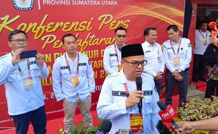 Ketua Komisi Pemilihan Umum (KPU) Sumatera Utara, Agus Arifin dan jajarannya saat melakukan konfrensi pers pada hari terakhir pendaftaran Cagub dan Cawagubsu, Kamis (29/8). (seputaranindonesia.com/Ismail)