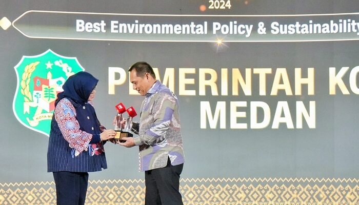 Wali Kota Medan Raih Dua Penghargaan di Ajang CNN Indonesia Awards 2024