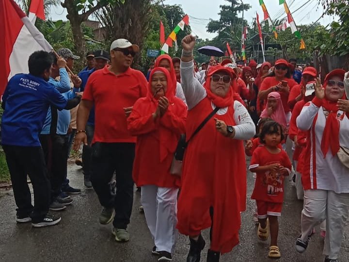 Suasana acara Jalan Santai yang berlangsung di Jalan Tuar, Kelurahan Amplas, Kecamatan Medan Amplas, Kota Medan, pada Minggu pagi (18/08/2024). (seputaranindonesia.com/Arya).
