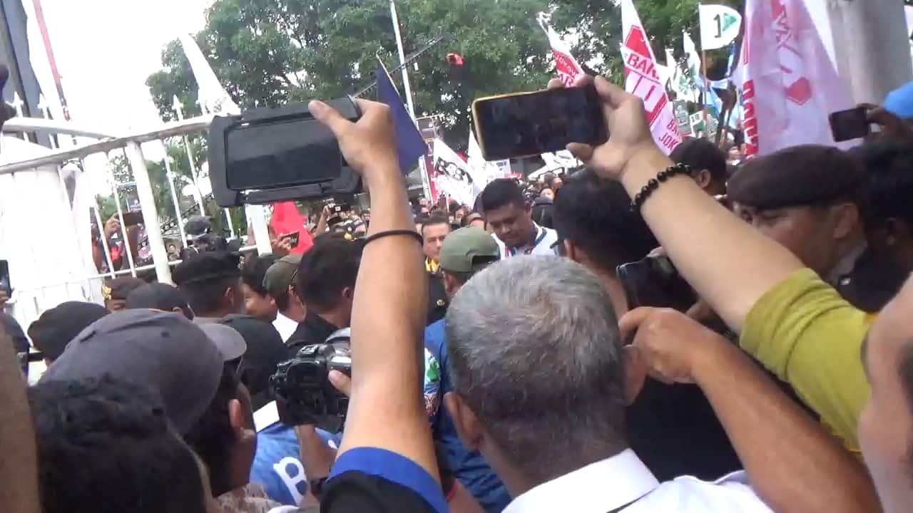 Suasana ribuan pendukung memadati Jalan Perintis Kemerdekaan di depan Kantor KPU Sumatera Utara, Medan, pada Rabu (28/08/2024) saat mendukung pendaftaran Bobby-Surya ke KPU Sumut. (seputaranindonesia.com/Aris).