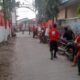 Suasana saat Gerakan Peduli Lingkungan (GPL) XIII Kelurahan Titipapan Kecamatan Medan Deli melakukan gotong royong, di Jalan Platina III Lingkungan XIII, Minggu (11/08/2024). (seputaranindonesia.com/ist).