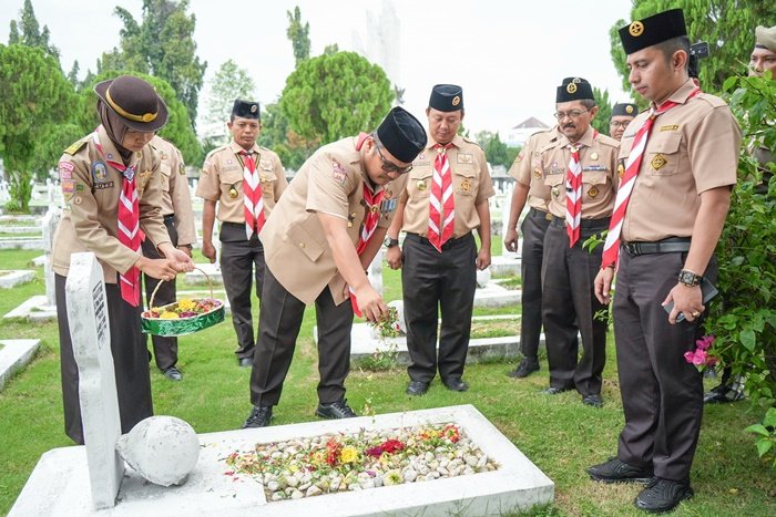 Jelang memperingati Hari Pramuka ke 63, Pj Sekda Kota Medan yang juga sekaligus Ketua Kwartir Cabang (Kwarcab) Gerakan Pramuka Kota Medan, Topan Obaja Putra Ginting memimpin ziarah dan tabur bunga di Taman Makam Pahlawan (TMP) Bukit Barisan, jalan S.M Raja, Kecamatan Medan Kota, Selasa (13/8).(seputaranindonesia.com/Istimewa)