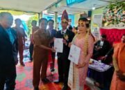 Kades Juma Siulok Serahkan Secara Langsung Akta Nikah Pengantin Baru