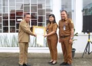 Jonny Hutasoit Serahkan Piagam Penghargaan Pegawai Terbaik Dinas Dukcapil Dairi
