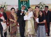 Pengantin Baru terima Dokumen Adminduk Lengkap Usai Diberkati Pendeta di HKBP I Sidikalang