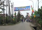 Relawan Pasti Bobby Pasang Ratusan Umbul-Umbul Merah Putih di Jalan Tuar untuk Persiapan Acara Jalan Sehat