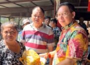 Ketua Permabudhi Sumatera Utara dan Vihara Kara Manggala Distribusikan Ratusan Paket Sembako untuk Masyarakat Medan