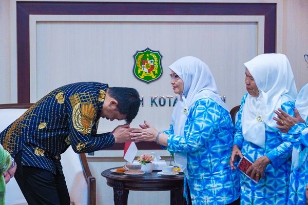 Wali Kota Medan Bobby Nasution saat menerima jajaran pengurus LPPLU Kota Medan yang diketuai Fahrizar Iskandar Harahap di Balai Kota Medan, Kamis (1/8). (seputaranindonesia.com/istimewa)