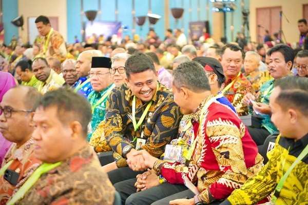 BPJS Kesehatan memberikan penghargaan Universal Health Coverage (UHC) kepada 493 kepala daerah dalam acara UHC Awards 2024, di The Krakatau Grand Ballroom TMII, Kamis (8/8/2024). Pemko Medan dibawah kepemimpinan Bobby Nasution turut mendapat penghargaan tersebut yang diberikan oleh Wakil Presiden RI, KH Ma'ruf Amin. (seputaranindonesia/Istimewa)