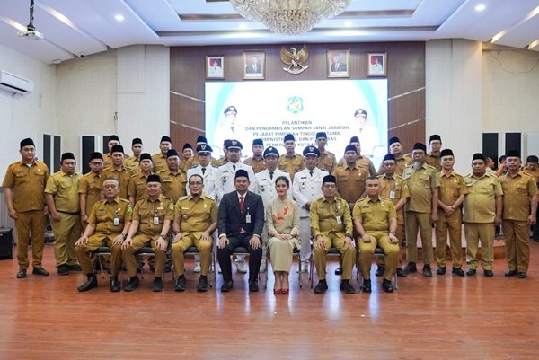 Wali Kota Medan Bobby Nasution melantik 54 Pejabat Manajerial, Senin (19/8). Selain Wakil Wali Kota Medan H Aulia Rachman, prosesi pelantikan juga turut disaksikan Ketua TP PKK Kota Medan Ny Kahiyang Ayu serta sejumlah pimpinan perangkat daerah di lingkungan Pemko Medan. (seputaranindonesia.com/istimewa)