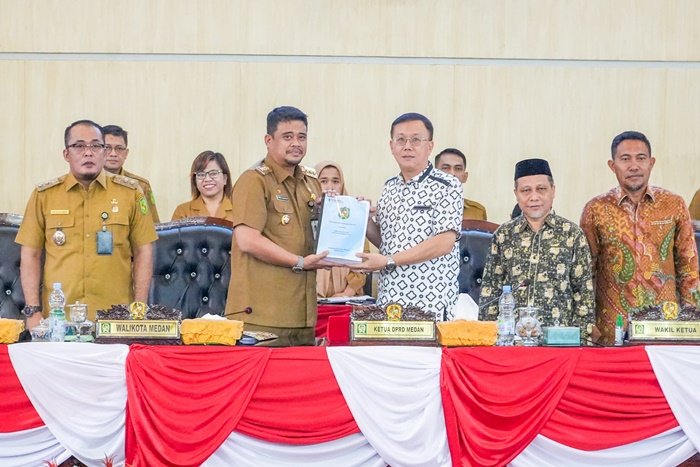 Wali Kota Medan Bobby Nasution saat menyampaikan Penjelasan Wali Kota Medan terhadap Ranperda Kota Medan tentang Rancangan APBD Perubahan Tahun Anggaran 2024 kepada DPRD Medan dalam rapat paripurna, Senin (12/8) di gedung dewan.(seputaranindonesia.com/istimewa)