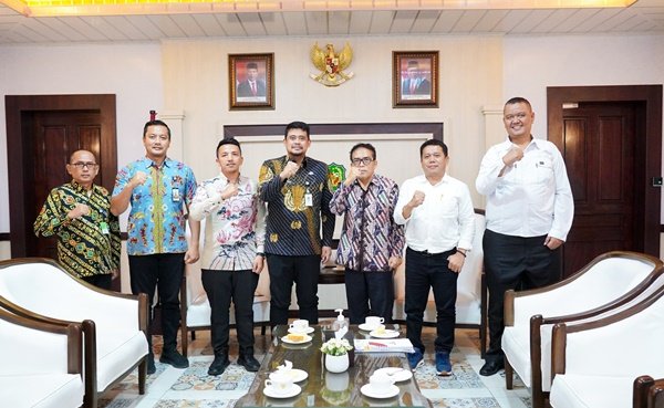 Saat menerima kunjungan Panitia Pesta Paduan Suara Gerejawi (Pesparawi) Seksi Bapa Gereja Kristen Protestan Simalungun (GKPS) Distrik IV Tahun 2024 di Balai Kota, Kamis (1/8), Wali Kota Medan Bobby Nasution berharap, Pesparawi bukan hanya sebuah perlombaan biasa, tapi juga dapat menunjukkan bahwa Medan adalah kota yang multi etnis dan agama. (seputaranindonesia.com/Istimewa)