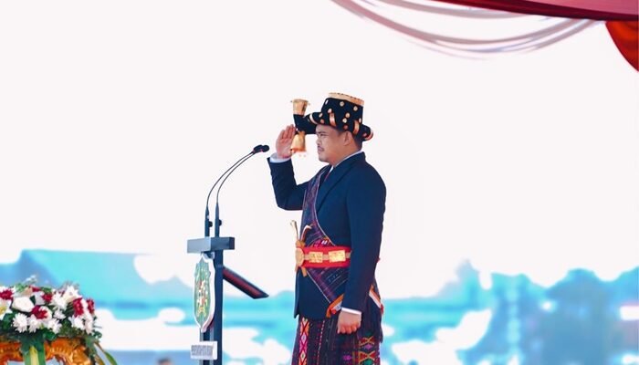 Berbusana Adat Mandailing, Bobby Nasution Pimpin Upacara HUT ke-79 Kemerdekaan RI