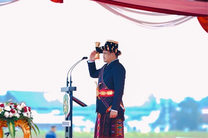 Upacara Pengibaran Bendera Merah Putih memperingati HUT ke-79 Kemerdekaan Republik Indonesia yang digelar Pemko Medan, Sabtu (17/8) pagi di Lapangan Apron Charlie Lanud Soewondo berlangsung khidmat. Mengenakan pakaian adat Mandailing, Wali Kota Medan Bobby Nasution bertindak sebagai inspektur Upacara yang diikuti unsur Forkopimda, segenap ASN lingkungan Pemko Medan, aparat TNI/Polri, tokoh masyarakat, dan pemuda itu. (seputaranindonesia.com/Istimewa)