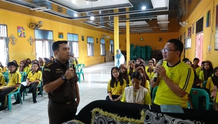 Kejati Sumut Gelar Penyuluhan Hukum di SMA N 1 Kutalimbaru: Cegah Narkoba dan Tingkatkan Etika Bermedia Sosial