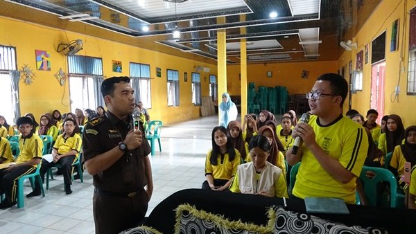 Dalam rangka memperingati HUT ke-79 Kemerdekaan RI, Kejaksaan Tinggi Sumatera Utara mengadakan Penyuluhan Hukum di SMA Negeri 1 Kutalimbaru, Deli Serdang, pada Jumat (9/8/2024). Sebanyak 60 siswa dari kelas 10, 11, dan 12 dengan antusias mengikuti kegiatan ini yang bertemakan Cinta Tanah Air, Bahaya Narkoba, dan Etika Bermedia Sosial. (seputaranindonesia.com?istimewa)
