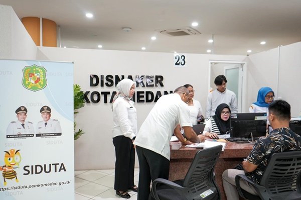 Pemko Medan melalui Dinas Ketenagakerjaan menggelar Job Fair Mini di Mal Pelayanan Publik (MPP), Rabu (4/9/2024). Kegiatan yang diikuti tiga perusahaan yang membuka 205 lowongan dengan 13 jabatan ini juga terbuka bagi para pencari kerja di luar Medan. (seputaranindonesia.com/istimewa)