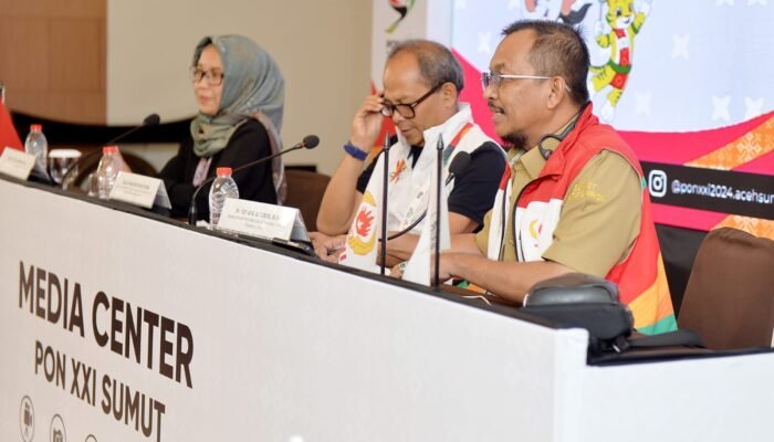 Atlet Legenda Bawa Api Obor Pada Open Ceremony PON XXI Wilayah Sumut