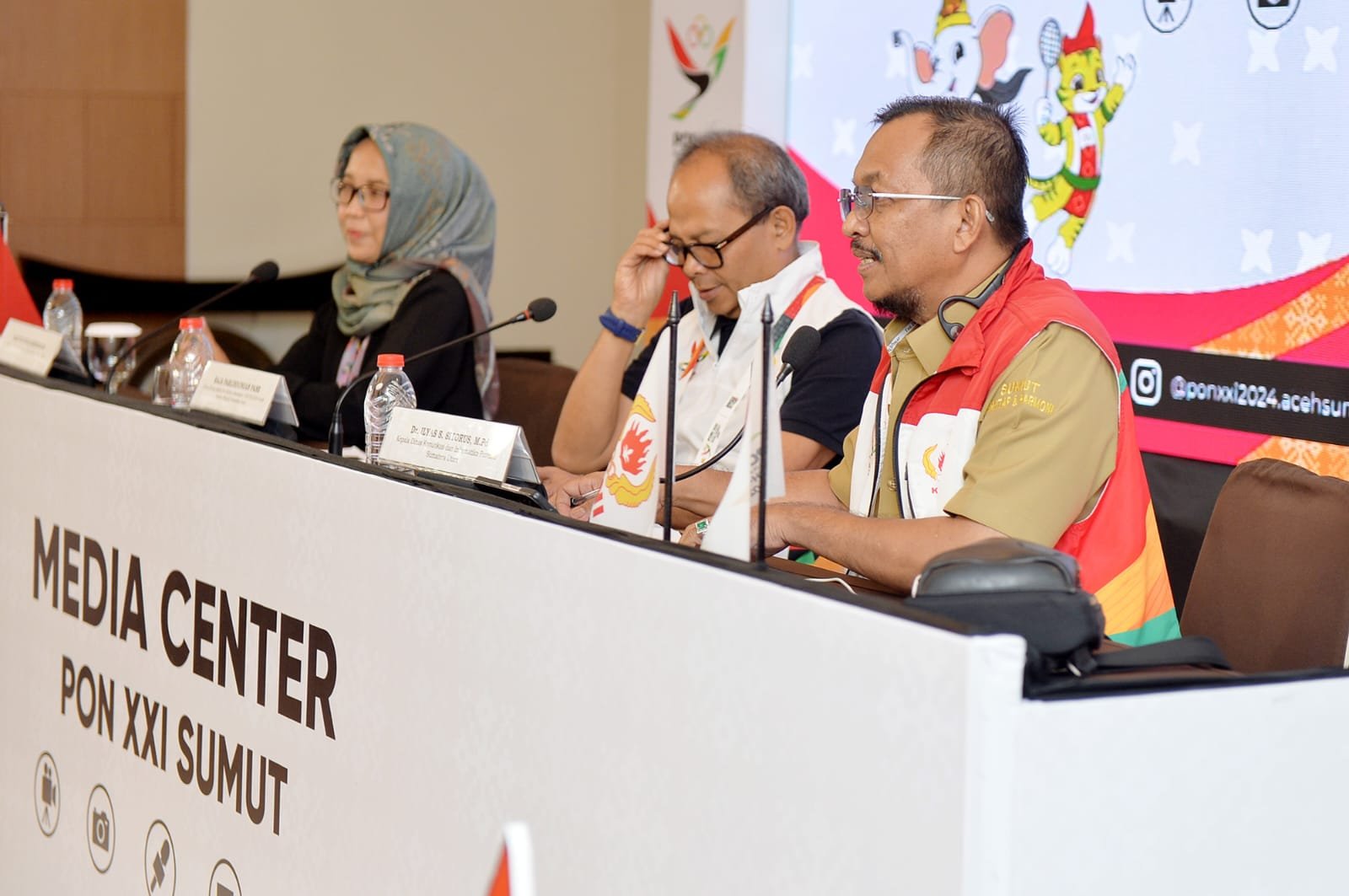 Kepala Dinas Komunikasi dan Informatika Provinsi Sumatera Utara (Sumut) Dr. Ilyas Sitorus, (paling kanan) saat temu pers dengan para jurnalis di Media Center Utama, Jalan Pengadilan Medan, Senin (9/9). ( seputaranindonesia.com/Istimewa)
