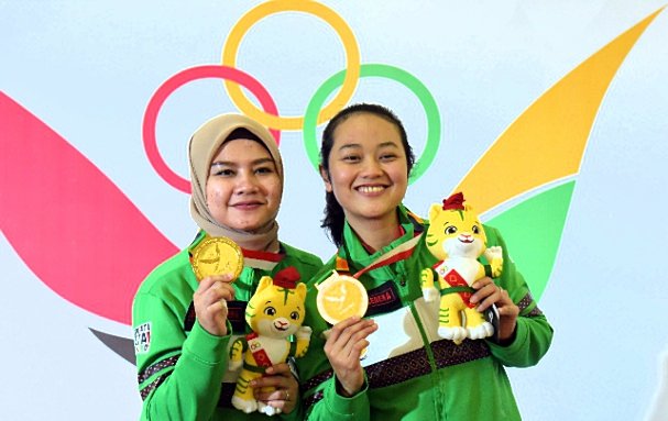 Tim Sumatera Utara (Sumut) berhasil merebut medali emas pertama dari cabang olahraga bowling pada PON XXI Aceh-Sumut 2024. Prestasi ini diraih oleh Aldila Indryati dan Nadia Pramanik yang tampil gemilang dalam nomor ganda putri, mengalahkan pasangan dari Jawa Timur. (seputaranindonesia.com/Istimewa)