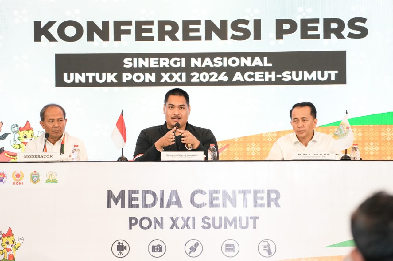 Menteri Pemuda dan Olahraga (Menpora) Ario Bimo Nandito Ariotedjo  saat memberikan keterangan pers di Media Centre PON XXI Wilayah Sumatera Utara, Jum'at (13/9) malam. (seputaranindonesia.com/Istimewa)