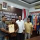 Komisioner KPU Medan Komisioner KPU Medan Divisi Teknis Penyelenggaraan Muhammad Taufiqurahman Munthe (batik) saat menerima perbaikan verifikasi administrasi pasangan calon peserta Pilkada Medan 2024. (seputaranindonesia.com/istimewa)