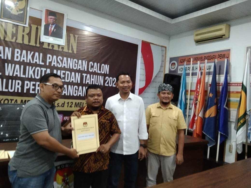 Komisioner KPU Medan Komisioner KPU Medan Divisi Teknis Penyelenggaraan Muhammad Taufiqurahman Munthe (batik) saat menerima perbaikan verifikasi administrasi pasangan calon peserta Pilkada Medan 2024. (seputaranindonesia.com/istimewa)