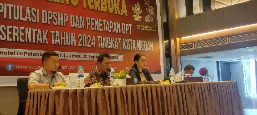 Ketua KPU Medan Mutia Atiqah didampingi 4 Komisioner KPU lainnya pada Rapat Pleno Terbuka Rekapitulasi DPSHP dan Penetapan DPT pada Pilkada Serentak tahun 2024 tingkat Kota Medan di Hotel Le Polonia Medan, Jumat (20/9/2024). (seputaranindonesia.com/Istimewa) 