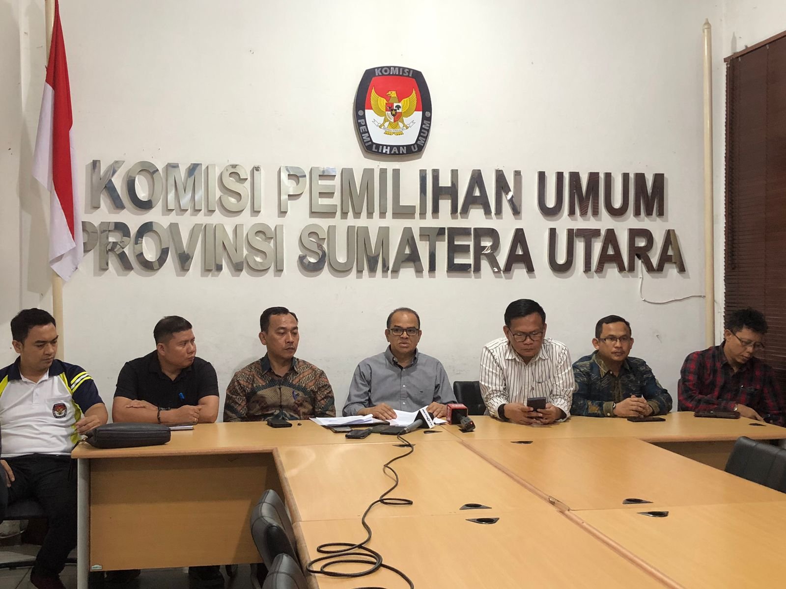 Komisi Pemilihan Umum (KPU) Sumatera Utara (Sumut) resmi menetapkan dua pasangan calon (Paslon) Gubernur dan Wakil Gubernur untuk Pemilihan Kepala Daerah (Pilkada) Sumut 2024, yang akan digelar pada 27 November 2024. (seputaranindonesia.com/Istimewa)