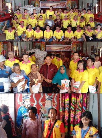 Foto : Ketua Permabudhi Sumut yang juga Anggota DPRD Medan, Wong Chun Sen Tarigan bersama pengurus Matrisia dan Yayasan Sosial Kushinara serta Tokoh Masyarakat Tionghoa dan Tokoh Masyarakat Gabion saat membagikan paket sembako kepada warga dalam perayaan Pho To di Vihara Kushinara. (ist)