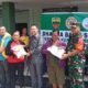 Foto : Ketua Permabudhi Sunatera Utara, Wong Chun Sen Tarigan bersama Danramil 0201-01/MP Kapten Inf S.Utomo dan Budi Malem serahkan bantuan sekolah. (ist)
