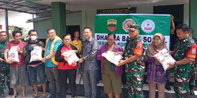 Foto : Ketua Permabudhi Sunatera Utara, Wong Chun Sen Tarigan bersama Danramil 0201-01/MP Kapten Inf S.Utomo dan Budi Malem serahkan bantuan sekolah. (ist)