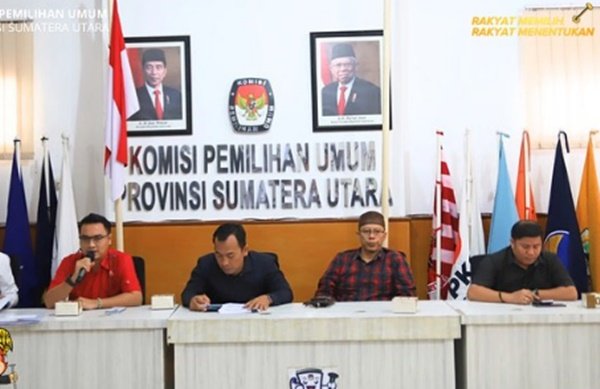 Komisi Pemilihan Umum (KPU) Provinsi Sumatera Utara menggelar acara penyampaian hasil penelitian persyaratan administrasi bagi calon Gubernur dan Wakil Gubernur Sumatera Utara pada Kamis, 5 September 2024. Acara ini berlangsung di Aula Kantor KPU Provinsi Sumatera Utara dan dihadiri oleh berbagai pihak terkait. (seputaranindonesia.com/IG KPU Sumut)