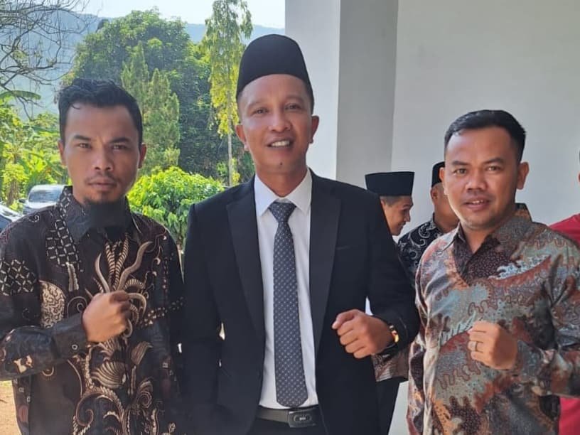 Muslim Pulungan (ditengah), Kepala Sekretariat DPW PKB Sumut, usai dilantik sebagai anggota DPRD Kabupaten Madina untuk periode 2024 hingga 2029. Acara pelantikan berlangsung di Gedung Serbaguna Penyabungan Pada Selasa, 2 September 2024 (seputaranindonesia.com/Foto: ist).