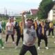 Peserta Senam 'Sehat' tampak bersemangat dibawah arahan Instruktur Yudis, di areal tanah kosong Jalan Jermal VII, Kelurahan Denai, Kecamatan Medan Denai, Minggu (22/09/24). (seputaranindonesia.com/Foto: Arya).