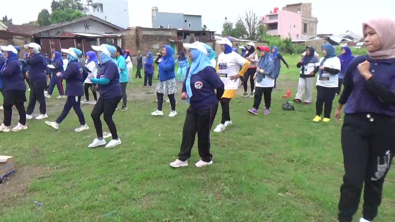 Suasana para emak-emak saat mengikuti senam sehat Pasti Bobby di tanah kosong Jermal 7, Kelurahan Denai, Minggu pagi, 29 September 2024 (seputaranindonesia.com/Foto: Arya).