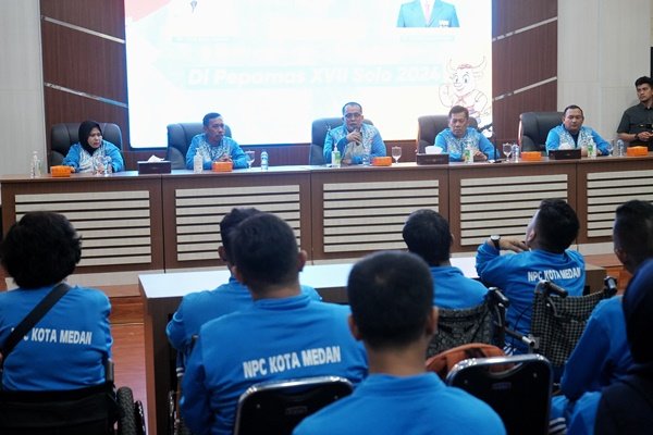 Plt Wali Kota Medan H. Aulia Rachman saat melepas kontingen NPC Kota Medan yang akan bertanding di Peparnas XVII yang berlangsung di Solo, bertempat di Balai Kota, Jum'at (27/9). (seputaranindonesia.com/Istimewa)