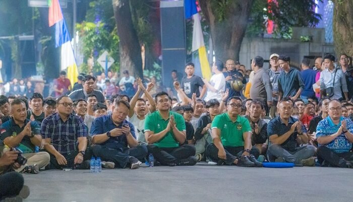 Bobby Nasution & Ribuan Warga Duduk Lesehan di Jalan Imam Bonjol Nobar Timnas Indonesia vs Australia